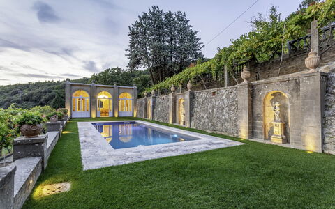 Villa Torreone: Cielo, Planta, Agua, Nube, Árbol, Piscina, Hierba, Edificio, Ocio, Paisaje