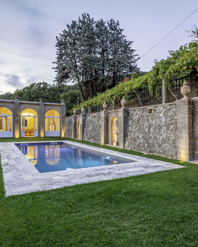 Villa Torreone: Cielo, Planta, Agua, Nube, Árbol, Piscina, Hierba, Edificio, Ocio, Paisaje