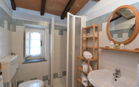 Villa Antelminelli: Espejo, Arreglo De Tubería, Grifo, Lavabo, Propiedad, Lavabo Del Baño, Edificio, Baño, Ventana, Diseño De Interiores