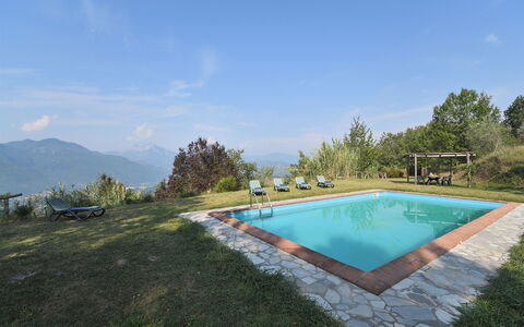 Villa Antelminelli: Cielo, Agua, Nube, Planta, Piscina, Árbol, El Terreno Del Lote, Hierba, Sombra, Paisaje Natural
