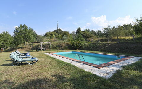 Villa Antelminelli: Cielo, Agua, Piscina, Nube, Sombra, Paisaje Natural, Árbol, Rectángulo, Mueble Para Exteriores, Ocio