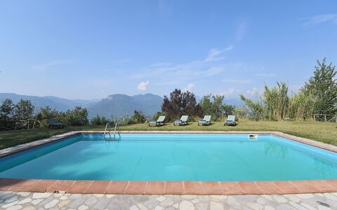 Villa Antelminelli: Agua, Cielo, Piscina, Nube, Rectángulo, Sombra, Ocio, Árbol, Hierba, Material Compuesto
