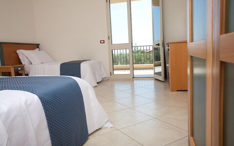 Baraka Apartments: Mueble, Suelo, Piso, Diseño De Interiores, Silla, Linos, Cama, Habitación, Manchas De Madera, Lecho