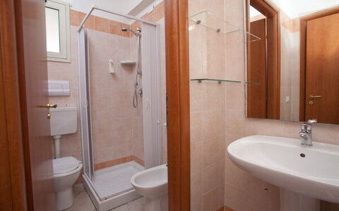 Baraka Apartments: Marrón, Espejo, Lavabo, Propiedad, Fotografía, Arreglo De Tubería, Blanco, Baño, Grifo, Azul