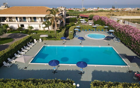 Baraka Apartments: Recurso, Piscina, Hotel, Villa, Hacienda, Estacionamiento