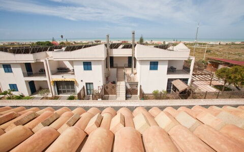 Baraka Apartments: Cielo, Nube, Propiedad, Edificio, Ventana, Madera, Barrio Residencial, Bienes Raíces, Paisaje, Techo