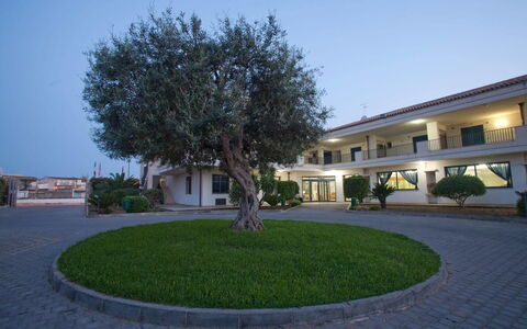 Baraka Apartments: Planta, Cielo, Edificio, Superficie De La Carretera, Ventana, Hierba, Sombra, Árbol, Diseño Urbano, Asfalto