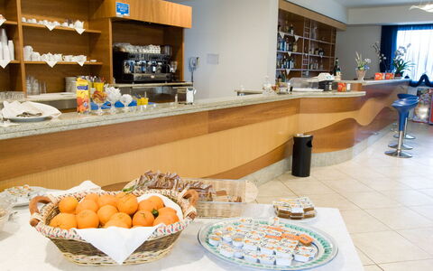 Baraka Apartments: Comida, Vajilla, Edificio, Cocina, Diseño De Interiores, Mostrador, Plato, Ingrediente, Vajilla