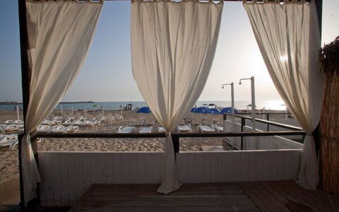 Baraka Apartments: Cielo, Propiedad, Mueble, Edificio, Ventana, Agua, Cortina, Azur, Sombra, Textil