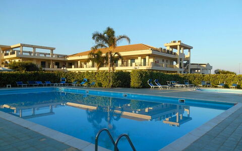 Baraka Apartments: Agua, Cielo, Planta, Edificio, Propiedad, Piscina, Azur, Ventana, Árbol, Mueble Para Exteriores