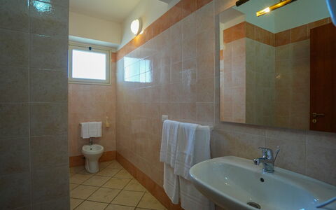 Baraka Apartments: Lavabo Del Baño, Piso, Diseño De Interiores, Pared, Suelo, Arreglo De Tubería, Lavabo, Techo, Grifo, Baño