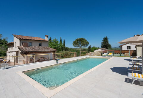 Villa Noemi: Agua, Cielo, Propiedad, Edificio, Piscina, Azur, Planta, Ventana, Árbol, Ocio