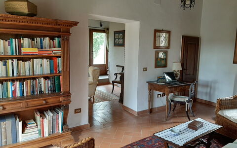 Casa Banditello: Mueble, Propiedad, Marco, Librero, Estante, Madera, Azul, Mesa, Diseño De Interiores, Encendiendo