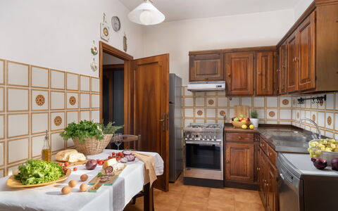 Residenza la Casuccia: Comida, Gabinetes, Mostrador, Propiedad, Mesa, Madera, Cocina, Encendiendo, Diseño De Interiores, Vajilla