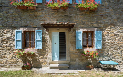 Villa La Vigna: Planta, Edificio, Ventana, Tiempo De Día, Propiedad, Flor, Azur, Hoja, Puerta, Madera