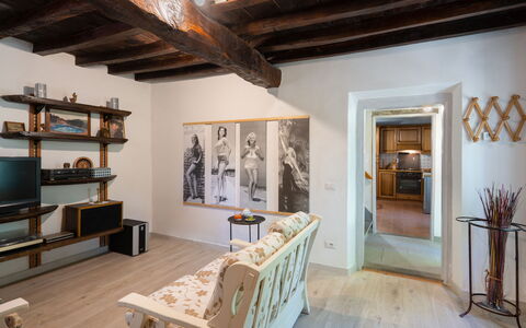 Villa La Vigna: Marco, Mueble, Mesa, Madera, Diseño De Interiores, Encendiendo, Sala, Suelo, Piso, Madera Dura