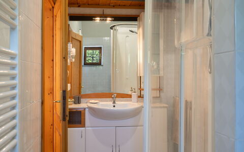Villa La Vigna: Grifo, Arreglo De Tubería, Espejo, Lavabo, Propiedad, Madera, Baño, Lavabo Del Baño, Suelo