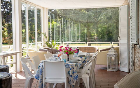 Villa Sole Martina Franca: Mueble, Silla, Mesa, Diseño De Interiores, Cocina Y Comedor Mesa, Vaso, Restaurante, Mesa Al Aire Libre, Mueble Para Exteriores, Comedor