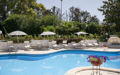 Villa Sole Martina Franca: Piscina, Mueble Para Exteriores, Mueble, Paraguas, Recurso, Sunlounger, Silla, Eco Hotel, Ocio, Sombra