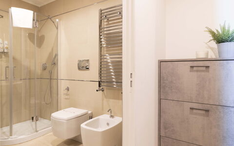 Florence Suite Apartment: Arreglo De Tubería, Lavabo, Baño, Encendiendo, Alcachofa De La Ducha, Diseño De Interiores, Grifo, Piso, Suelo