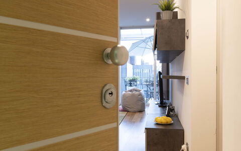 Florence Suite Apartment: Edificio, Madera, Planta De Casa, Maceta, Puerta, Estantería, Suelo, Piso, Planta, Madera Dura