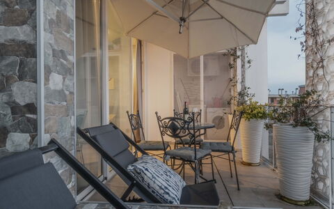 Florence Suite Apartment: Mesa, Mueble, Propiedad, Edificio, Silla, Maceta, Planta, Sombra, Casa, Madera
