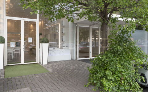Florence Suite Apartment: Planta, Rueda, Superficie De La Carretera, Árbol, Puerta, Hierba, Edificio, Barrio Residencial, Diseño Urbano