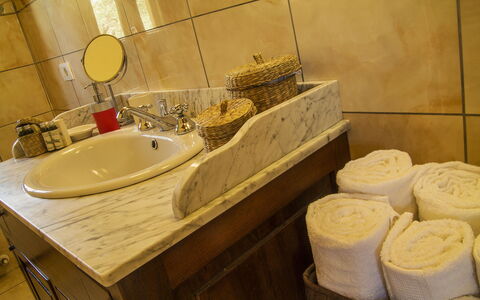 Orangerie Degli Ulivi: Grifo, Espejo, Arreglo De Tubería, Propiedad, Lavabo Del Baño, Lavabo, Baño, Madera, Plomería, Piso
