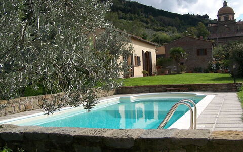 Orangerie Degli Ulivi: Agua, Planta, Propiedad, Edificio, Nube, Azur, Piscina, Ventana, Arquitectura, Cuerpo De Agua