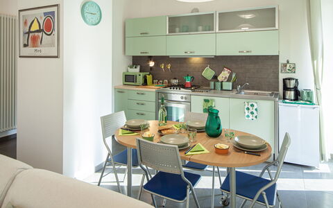 Apartment Serena - Levanto: Propiedad, Mueble, Mesa, Silla, Gabinetes, Encendiendo, Diseño De Interiores, Estante, Planta De Casa, Bienes Raíces