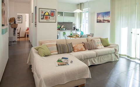 Apartment Serena - Levanto: Sofá, Mueble, Marco, Mesa, Comodidad, Encendiendo, Madera, Edificio, Diseño De Interiores, Sala