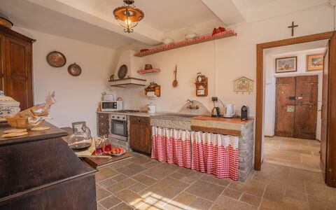 Villa In Garfagnana: Marco, Edificio, Gabinetes, Madera, Naranja, Diseño De Interiores, Piso, Suelo, Sala, Manchas De Madera