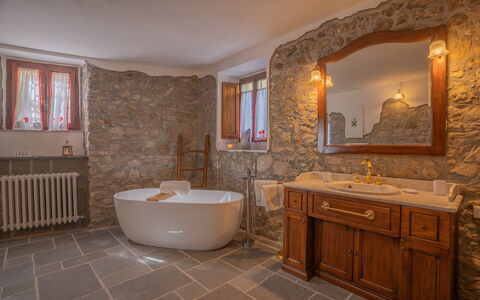 Villa In Garfagnana: Espejo, Mueble De Baño, Arreglo De Tubería, Grifo, Propiedad, Edificio, Lavabo, Gabinetes, Bañera, Baño