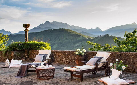 Villa In Garfagnana: Cielo, Nube, Planta, Propiedad, Mueble, Flor, Mesa, Montaña, Naturaleza, Mueble Para Exteriores