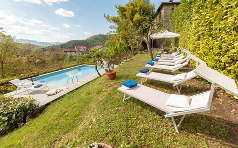 Villa In Garfagnana: Planta, Cielo, Agua, Nube, Piscina, Mueble Para Exteriores, Paisaje Natural, Árbol, Arquitectura, Ocio