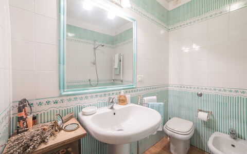 Duomo Suite: Espejo, Grifo, Arreglo De Tubería, Lavabo, Lavabo Del Baño, Propiedad, Verde, Baño, Púrpura, Azur