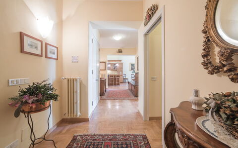 Duomo Suite: Marco, Propiedad, Espejo, Planta, Madera, Diseño De Interiores, Puerta, Encendiendo, Piso, Suelo