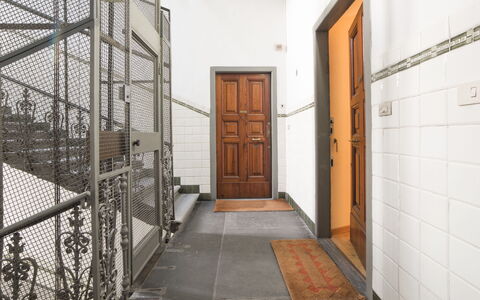 Duomo Suite: Puerta, Madera, Edificio, Diseño De Interiores, Suelo, Piso, Bienes Raíces, Fachada, Techo