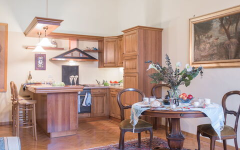 Duomo Suite: Mueble, Mesa, Gabinetes, Flor, Silla, Madera, Mostrador, Marco, Piso, Edificio