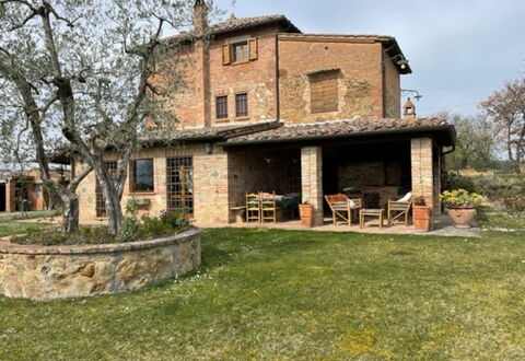 Villa Nibbiano: Planta, Cielo, Edificio, Ventana, Casa, Árbol, El Terreno Del Lote, Madera, Hierba, Cabaña