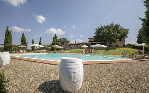 Villa Sulle Crete: Agua, Cielo, Planta, Nube, Los Recursos Hídricos, Tiempo De Día, Piscina, Árbol, El Terreno Del Lote, Hierba