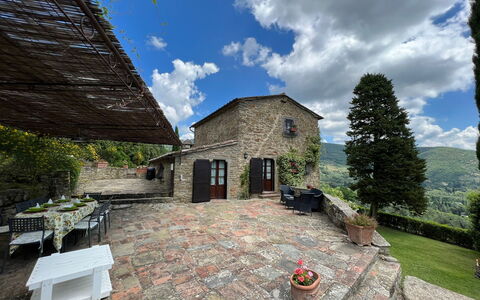 Villa Patrizia: Nube, Cielo, Planta, Propiedad, Edificio, Árbol, Casa, Maceta, Cabaña, Paisaje Natural