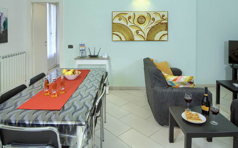 Apartment Fernanda 2 - Levanto: Mesa, Mueble, Propiedad, Marco, Edificio, Textil, Diseño De Interiores, Silla, Suelo, Piso