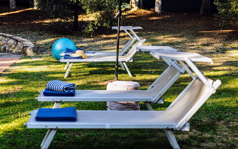 Villa Staggia: Mueble Para Exteriores, Mueble, Sunlounger, Ocio, Silla, Sombra, Sillón, Jardín