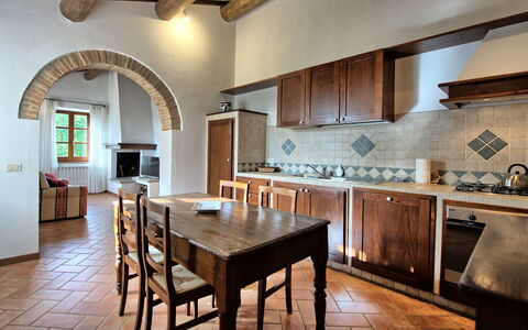 Casale Chieteno: Mesa, Mueble, Propiedad, Gabinetes, Mostrador, Madera, Diseño De Interiores, Encendiendo, Cocina, Suelo