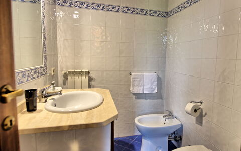 Casale Chieteno: Grifo, Arreglo De Tubería, Espejo, Lavabo, Lavabo Del Baño, Propiedad, Baño, Púrpura, Mueble De Baño, Diseño De Interiores