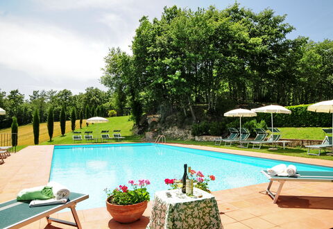 Casale Chieteno: Agua, Planta, Cielo, Árbol, Azur, Piscina, Nube, Mueble Para Exteriores, Flor, Ocio