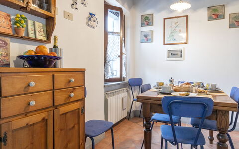 Il Borgo Apartment: Marco, Mueble, Mesa, Propiedad, Gabinetes, Azur, Azul, Silla, Cajón, Vestidor