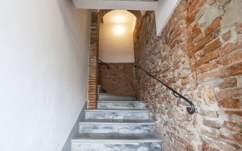 Il Borgo Apartment: Edificio, Escalera, Madera, Diseño De Interiores, Piso, Suelo, Casa, Ladrillo, Techo