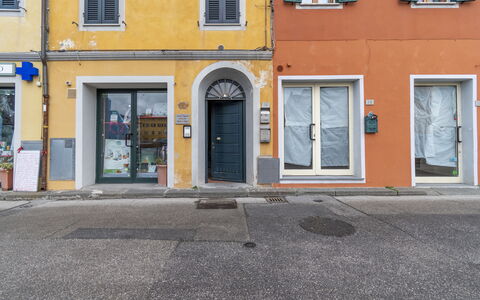 Il Borgo Apartment: Ventana, Puerta, Edificio, Superficie De La Carretera, Amarillo, Asfalto, Fachada, Ciudad, Gas
